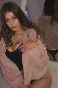 Карина, размер груди третий, 89064111610