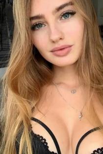 Настя, размер груди третий, +7(903)472-51-21