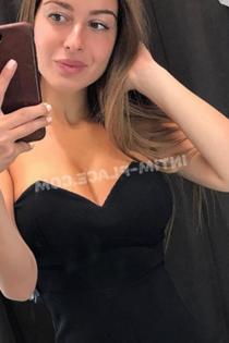Алёна, размер груди третий, +7 (906) 411-16-10