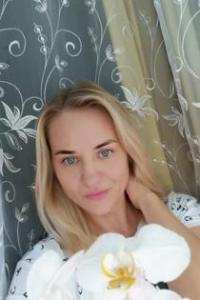 Оксана, размер груди третий, +7903 472-51-21